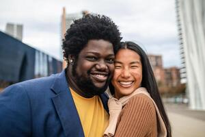 gelukkig jong multiraciaal vrienden hebben pret hangende uit in stad foto