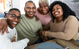 gelukkig Afrikaanse familie hebben pret na een lunch samen Bij huis foto