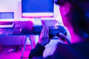 jong gamer hebben pret spelen online video spellen Bij huis - gaming vermaak en technologie concept foto