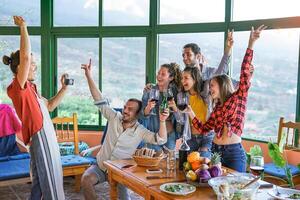 groep van vrienden nemen foto met oud wijnoogst camera Bij avondeten aan het eten vers groenten en drinken rood wijn - gelukkig mensen dining en hebben pret samen in villa boerderij huis - vriendschap concept