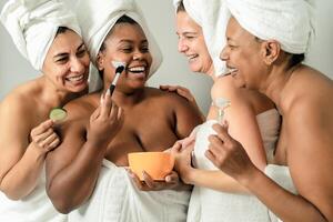 gelukkig multiraciaal Dames met verschillend leeftijd en lichaam grootte hebben huid zorg spa dag - mensen zelfzorg concept foto