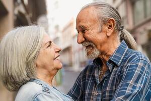 gelukkig senior paar hebben inschrijving momenten in de stad - ouderen mensen en liefde verhouding concept foto