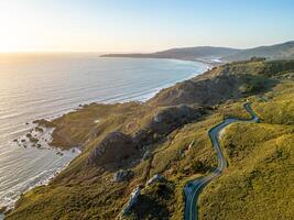 Californië snelwegreis. snelweg 1 antenne panorama Bij zonsondergang. muir bossen, san francisco foto