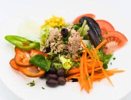 tonijn, tomaat, wortel en zwart olijven salade foto