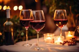ai gegenereerd meerdere bril van rood wijn en kaars lit Aan een vakantie tafel foto
