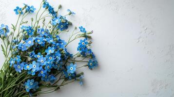 ai gegenereerd een boeket van vergeet me niet bloemen leugens Aan de links Aan een wit minimalistisch achtergrond foto