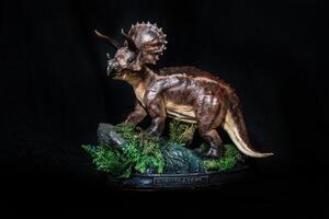 triceratops dinosaurus in de donker foto