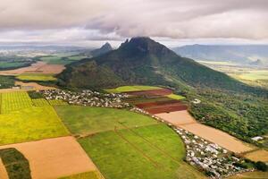 visie van de hoogte van de gezaaid velden gelegen Aan de eiland van Mauritius foto