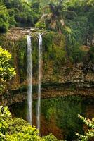 visie van de observatie dek van de waterval in de chamarel natuur park in Mauritius. foto