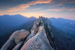 visie van ulsanbawi rots top Aan zonsondergang. seoraksan nationaal park, zuiden corea foto