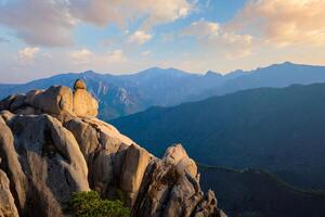 visie van ulsanbawi rots top Aan zonsondergang. seoraksan nationaal park, zuiden corea foto