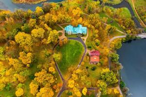 visie van de hoogte van de herfst loshitsky park in Minsk en de landhuis museum .wikkeling paden in loshitsky park.wit-rusland.herfst foto