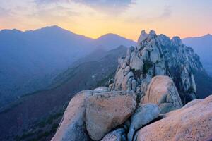 visie van ulsanbawi rots top Aan zonsondergang. seoraksan nationaal park, zuiden corea foto