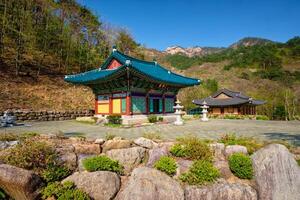 sinheungsa tempel in seoraksan nationaal park, soraksan, zuiden Korea foto