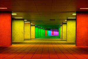 kleurrijk veelkleurig verlichte galerij tunnel in de buurt museum park, Rotterdam, de Nederland foto
