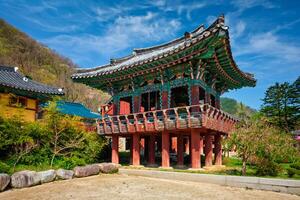 sinheungsa tempel in seoraksan nationaal park, seoraksan, zuiden Korea foto