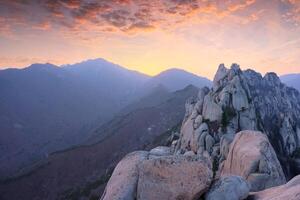 visie van ulsanbawi rots top Aan zonsondergang. seoraksan nationaal park, zuiden corea foto