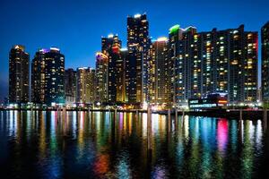 Busan jachthaven stad wolkenkrabbers verlicht in nacht foto