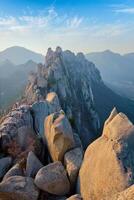 visie van ulsanbawi rots top Aan zonsondergang. seoraksan nationaal park, zuiden corea foto