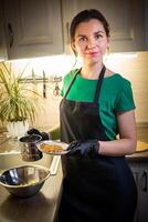 vrouw Koken smakelijk gesmolten chocola Aan tafel in keuken. foto