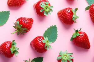 ai gegenereerd heerlijk rijp rood aardbeien met bladeren Aan een pastel roze achtergrond top visie foto