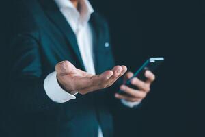 zakenman handen werken gebruik makend van een mobiel telefoon foto