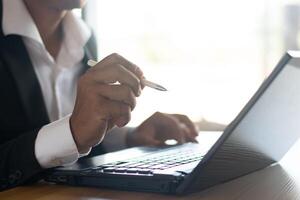 zakenlieden of accountants werk Aan computers en Vermelding bedrijf documenten Aan hun bureaus. foto