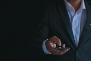 zakenman handen werken gebruik makend van een mobiel telefoon foto