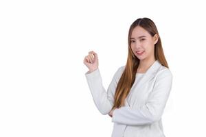 portret Aziatisch professioneel jong bedrijf vrouw is glimlachen vol vertrouwen en shows haar handen naar Cadeau mooi zo symbool terwijl geïsoleerd wit achtergrond. foto