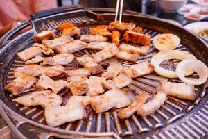 selectief gefocust samgyeopsal of Koreaans bbq , varkensvlees buik Aan grillen pan. foto