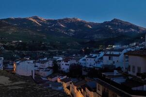 Sierra de Cazola. quesada, jaen. Andalusië Spanje. mooi bergen Bij avond en wit gebouwen Aan de voorgrond. foto