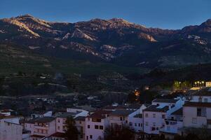 beroemd middeleeuws Spaans stad vraagbaak in provincie van jaen in Andalusië, verlichte met straat lichten in de nacht tijd. foto