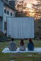 ai gegenereerd de familie is aan het kijken een projector Aan de straat in de buurt de huis , films in de werf foto