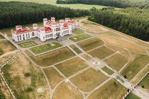 zomer Kossovsky kasteel in wit-rusland.puslovsky paleis foto