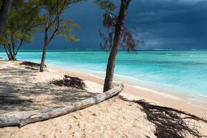 le Morne strand Aan de eiland van Mauritius in de Indisch oceaan voordat een onweersbui foto