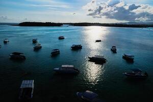 antenne afbeelding van de oosten- kust van Mauritius eiland. mooi lagune van Mauritius eiland schot van bovenstaande. boot het zeilen in turkoois lagune foto