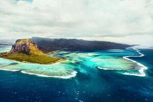 een vogelperspectief visie van le Morne brabant, een UNESCO wereld erfgoed site.koraal rif van de eiland van mauritius.storm wolk foto