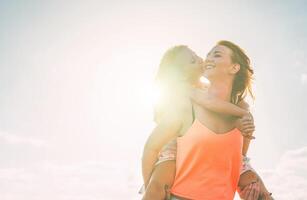 gelukkig liefhebbend familie dochter zoenen haar moeder hebben een inschrijving moment Aan zomer dag - jong rood haar- mam draag- haar kind Aan meeliften - familie, moederschap, kinderjaren concept foto