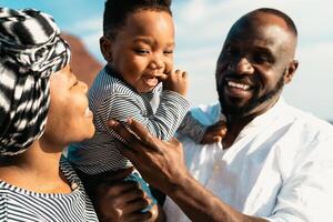 gelukkig Afrikaanse familie hebben pret Aan de strand gedurende zomer vakantie - ouders liefde en eenheid concept foto