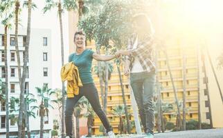 gelukkig homo paar hebben pret wandelen oudoor - jong Dames dating en genieten van samen - lhbt, homoseksualiteit, verhouding levensstijl concept foto