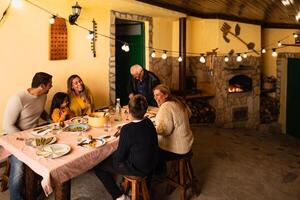 gelukkig Latijns familie hebben pret dining samen Bij huis foto