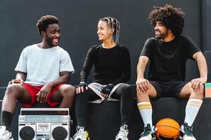 jong multiraciaal mensen hebben pret luisteren muziek- met wijnoogst boombox buitenshuis - stedelijk straat mensen levensstijl foto