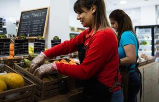 gelukkig Dames werken binnen supermarkt foto