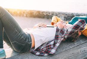 gelukkig homo paar aan het liegen De volgende naar de strand Bij zonsondergang - lesbienne Dames hebben een inschrijving romantisch moment buitenshuis - lhbt, homoseksualiteit liefde en levensstijl verhouding concept foto