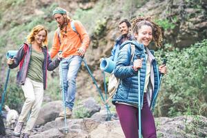 groep van vrienden met rugzakken aan het doen trekking excursie Aan berg - jong toeristen wandelen en verkennen de natuur - trekker, wandeltocht en reizen mensen concept foto