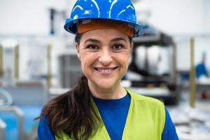 ingenieur vrouw werken binnen robot fabriek - tech industrie concept foto