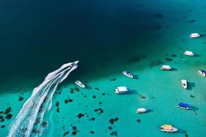 top visie van de blauw baai lagune van Mauritius. een boot drijft Aan een turkoois lagune foto