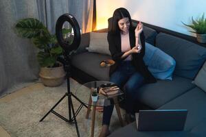 vrouw bedenken influencer vloggen online met smartphone cam en ring LED van huis - jeugd mensen met sociaal media en slim werken concept foto