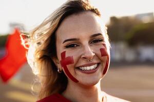 vrouw Amerikaans voetbal ventilator hebben pret ondersteunen haar favoriete team - sport vermaak concept foto