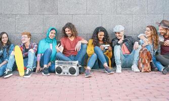 groep van verschillend vrienden hebben pret buitenshuis - millennial jong mensen gebruik makend van mobiel telefoons nemen foto en luisteren muziek- met wijnoogst stereo - generatie z, sociaal media en jeugd levensstijl concept